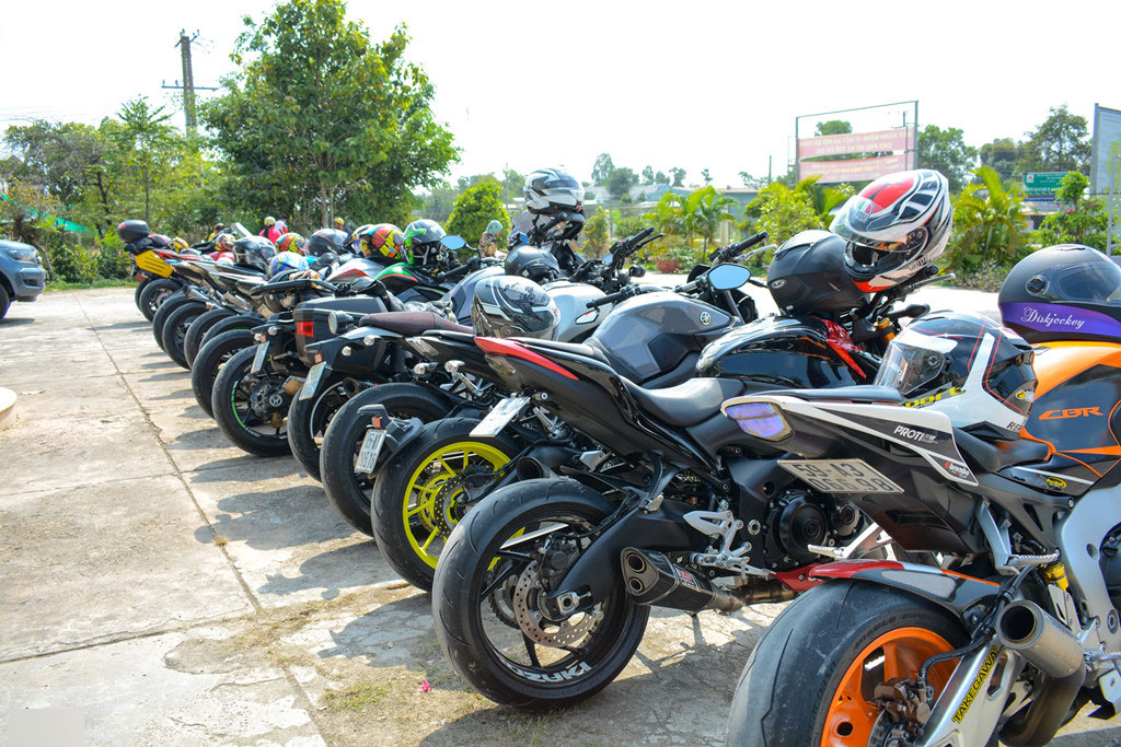 Dàn môtô đắt tiền xuất hiện tại huyện biên giới tỉnh Long An